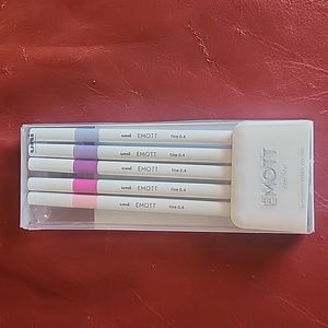 NWT Uni Emott Ever Fine Color liner No.7-Floral